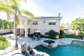Luxurious Home  w/Hot Tub & Pool + Water Slide - Image 5