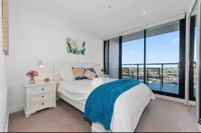2BR +Secure Car Park Docklands floor sea view - Image 4