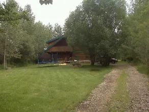 Large beachfront log cabin on Gull Lake, Alberta - Image 3