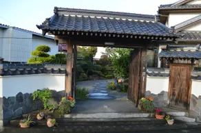 Fully-detached guesthouse with long-stay discount - Image 3