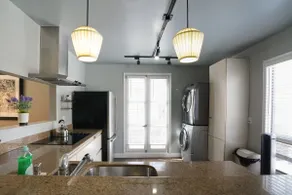 Clean Spacious Bungalow Free Parking near Downtown - Image 3