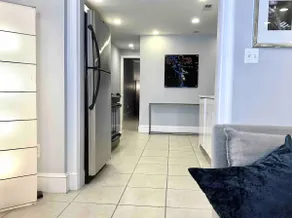 Modern garden Apt in jazz saxophonist's home - Image 5
