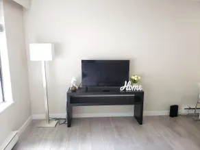 Cozy Suite 8 min to DT & 3 min to VGH - Image 3