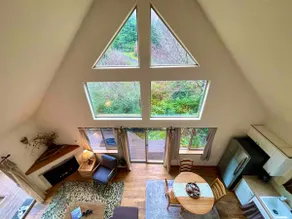 Cozy Forest Cottage- with HOT TUB & King bed - Image 3