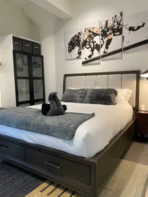Luxurious Cal King Bed Suite, Skyline View of DTLA - Image 4