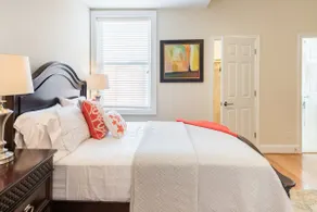 Large Cozy Brownstone House near the Convention Center - Image 2