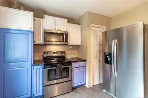 1940s Midtown Bungalow - Image 5