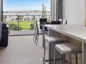 Captivating River View in 3 bedroom CBD apartment! - Image 2