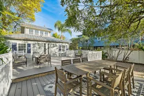 Cute bungalow with massive deck and fire pit, walk to Kemah Boardwalk - Image 2
