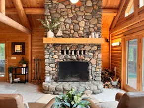 Luxe Waterfront Cabin Getaway on Private Peninsula - Image 4