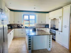 Irish Isle Oasis: Spacious 5-Bedroom Retreat - Image 3
