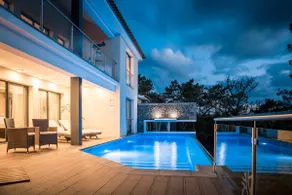 Exclusiva Villa de 4 Habitaciones con Baño Privado, Piscina Infinita y Jacuzzi - Image 2