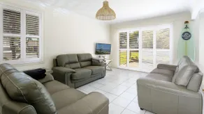 Serendipity Townhouse Near Bennetts Beach - Image 2