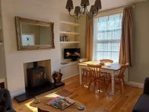Bunnybees Railway Cottage with Private Parking - Image 5