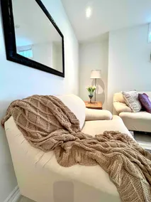 Clean bright pet friendly apartment with parking - Image 5