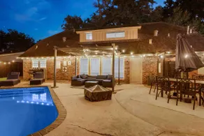 Whimsy Retreat*pool*5BRs*10 Beds*3TVs*China town - Image 4