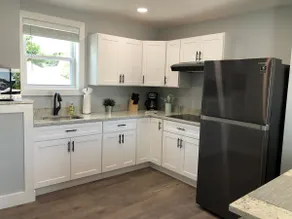 NEW lovely studio apartment with onsite parking! - Image 3