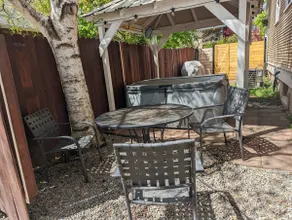 Hot Tub Hideaway Downtown close to the City Beach! - Image 5