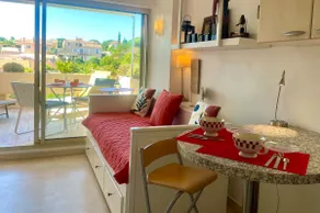 Private balcony apartment, walk to the beach - Image 3