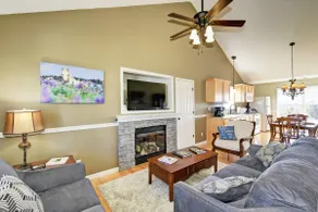Luxury Retreat with Hot Tub - Image 2