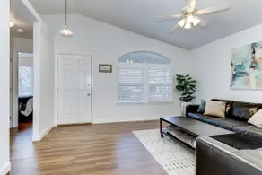 Meridian Gem | 1 King, 2 Queens | Central location - Image 4