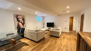No1 - The Marilyn, Executive Flat Town Centre - Image 2