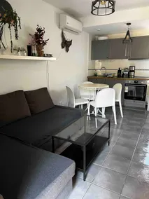Beautiful house with swimming pool - Image 2
