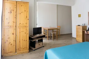 Anthi's up-floor apartment - Image 5