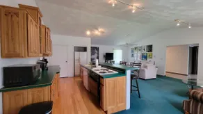 Cheerful 2 bedroom home, outside deck, parking - Image 3