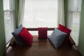 Bright & beautiful lakeview 2BR, near downtown - 1 - Image 2