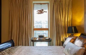 Docklands Millennium Tower Luxury Apartment - Image 5