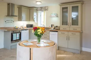4* Granary Cottage, Mollett's Farm - Image 3