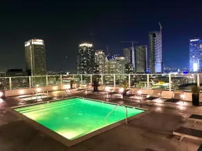 Luxurious Cal King Bed Suite, Skyline View of DTLA - Image 2