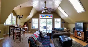 Stunning Waterfront Guest cottage - Image 2