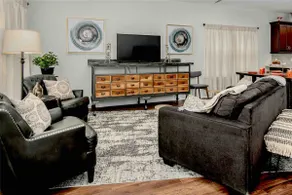 Lynbrook Family Manor~ Rustic 3 Bed /Pet friendly - Image 3