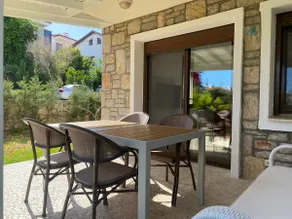 Centrally Located Spacious Villa with Large Garden - Image 3