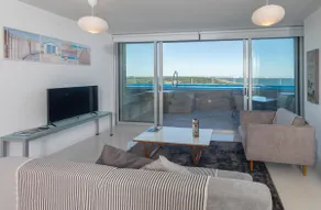 FANTASTIC VIEW D - Image 3