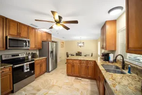 NEW LISTING 3 mins to HITS 10 mins to WEC *HOT TUB - Image 5