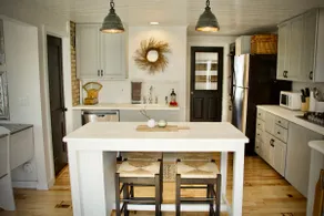 1900s renovated Farmhouse with spacious yard - Image 4