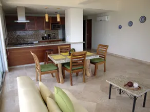 Oceanfront condo with 2 bedrooms, parking - Image 2