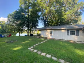Lakeside Country Cottage with Urban Convenience - Image 4