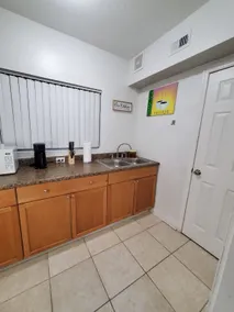 Apartment near the airport and downtown. - Image 5