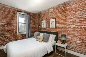 Stunning Huge Vintage Loft Minutes From Downtown! - Image 5