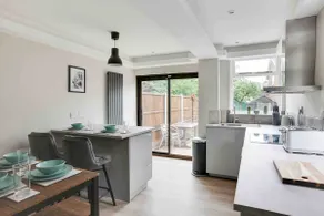 Spacious Three Bedroom House - Free Parking & Wifi - Image 2
