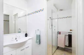 BEACH GETAWAY! Wifi, aircon, 12pm check in, CBD - Image 5