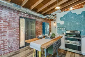 The Wander Inn | Unique Studio w Pool Access - Image 5