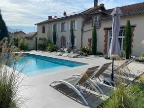 Beautiful family home – Heated pool & spa - Image 5