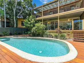 Spacious Noosa beachhouse - where the forest meets the sea - great for families! - Image 2