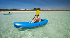 Plage 30 marches. Vues panoramiques. Kayaks  Emplacement océanique sensationnel dans la nature - Image 4