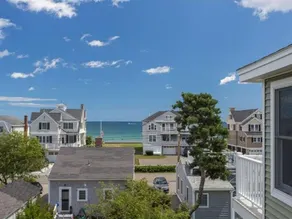 Immaculate Moody Beach House - Image 3